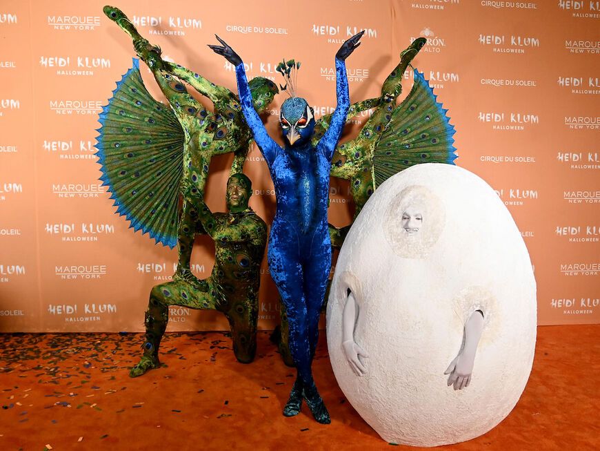 Heidi Klum Halloween 2023 als Pfau mit Tom Kaulitz als Ei