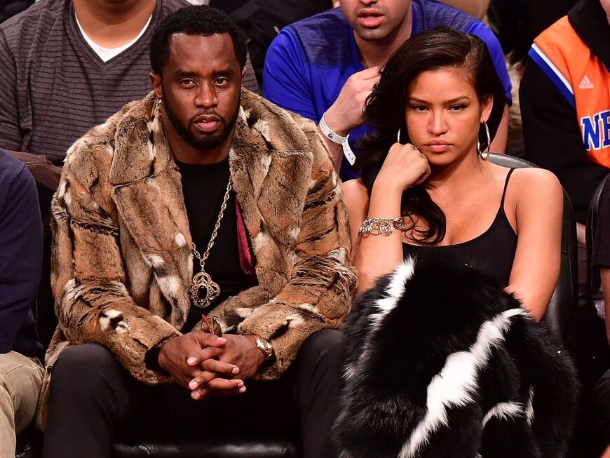 P. Diddy und Cassie sehen frustriert aus, während sie ein Basketballspiel verfolgen