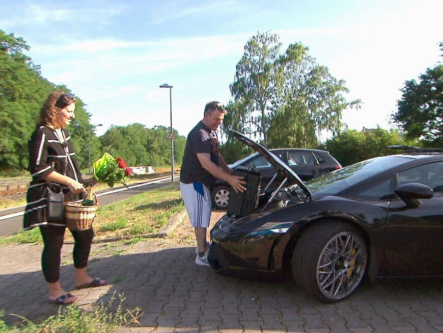 "Bauer sucht Frau" 2023: "Lamborghini-Bauer" Steffen und Hofdame Kathrin 