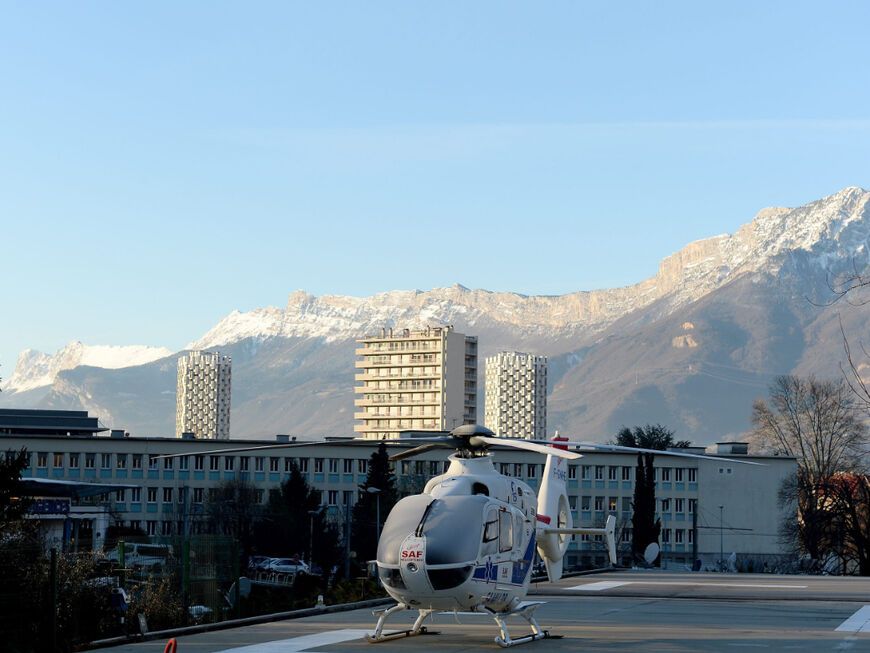 Hubschrauber in Grenobel, im Hintergrund Berge