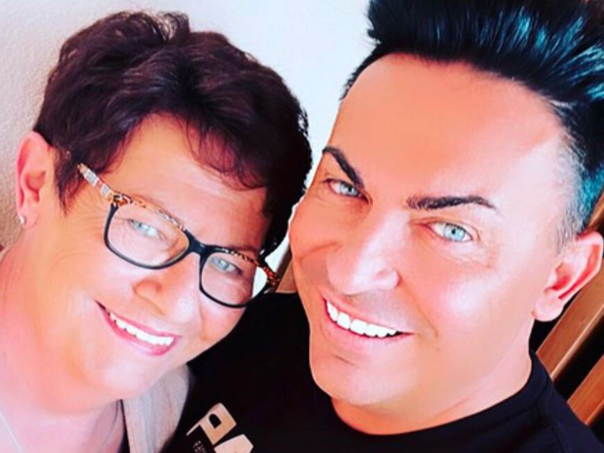 Matthias Mangiapane und seine Mutter Dagmar lächeln für ein Instagram-Selfie