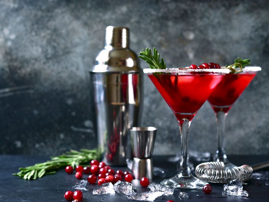 zwei Gläser mit weihnachtlichem Snow Globe Cocktail