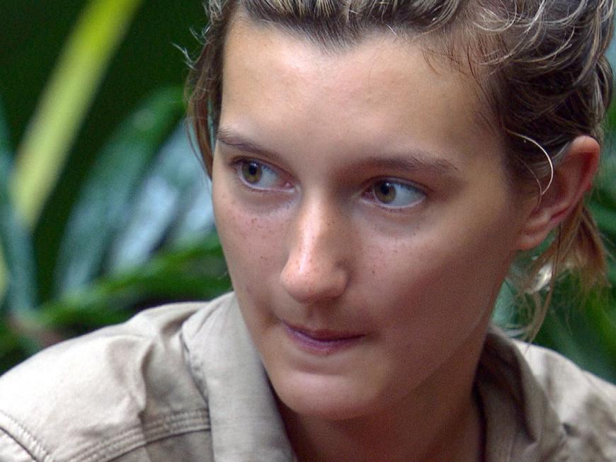 Anya Elsner guckt im Dschungelcamp ernst zur Seite
