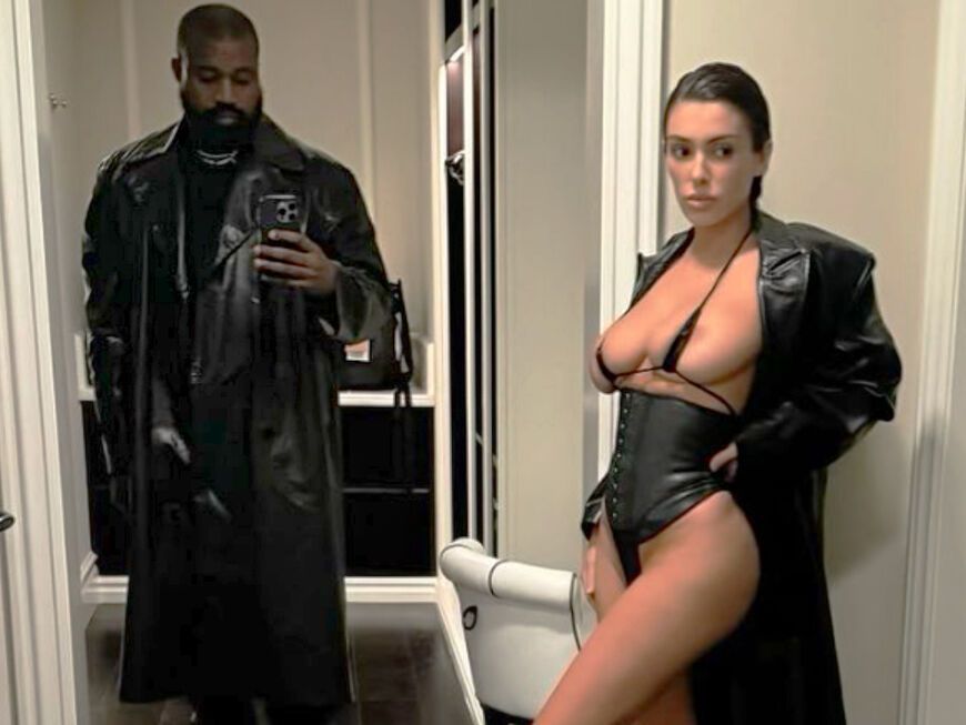 Kanye West macht ein Spiegel-Selfie mit seiner halbnackten Frau Bianca Censori