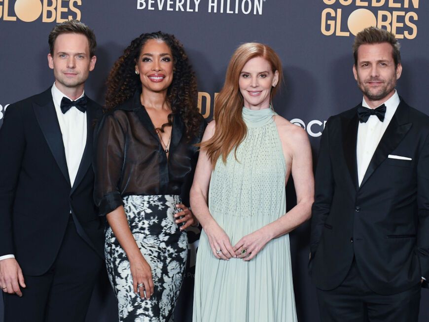 Patrick J. Adams, Gina Torres, Sarah Rafferty und Gabriel Macht bei den Golden Globes, 2024. 