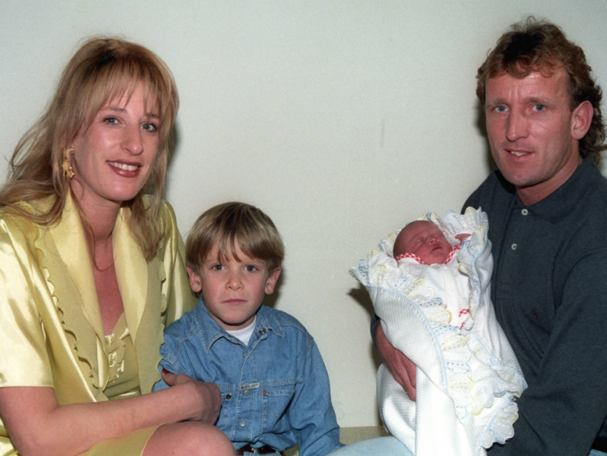 Andreas Brehme früher mit Sohn Ricardo als Kind und Baby Alessio sowie Ehefrau Pilar