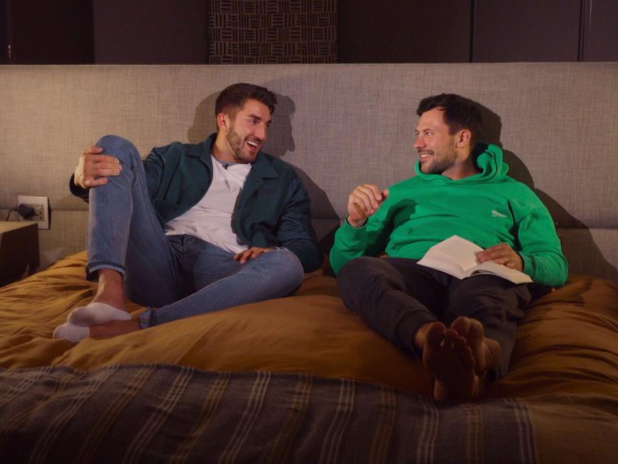 "Die Bachelors" 2024 Dennis Gries und Sebastian Klaus zusammen im Bett