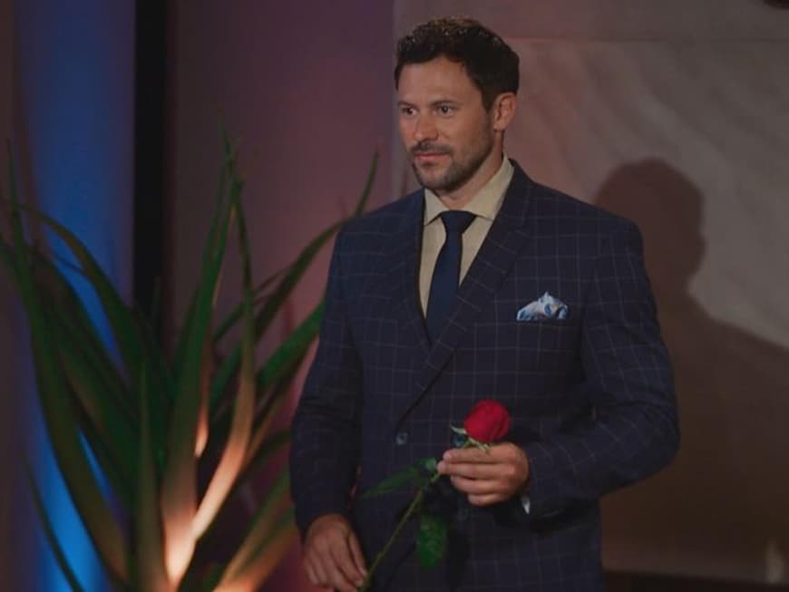 "Die Bachelors" 2024: Sebastian Klaus nachdenklich mit Rose 