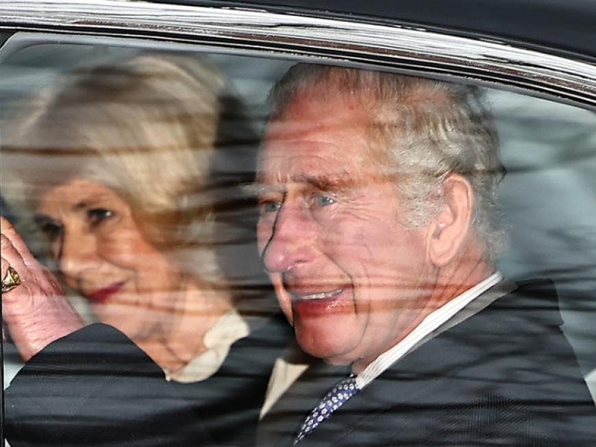 Königin Camilla und König Charles III. in einem Auto. 