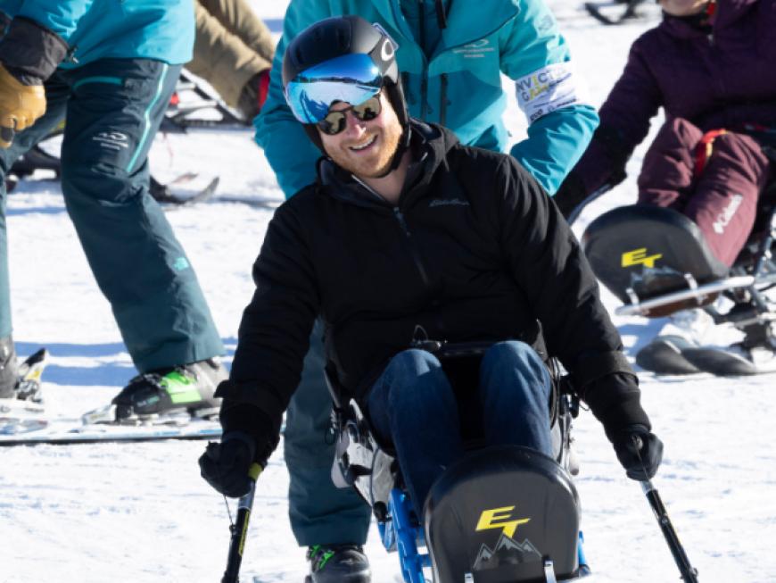 Prinz Harry übt sich im Skifahren. 
