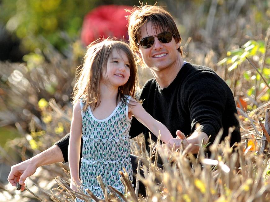 Tom Cruise spielt mit Tochter Suri im Feld 2009