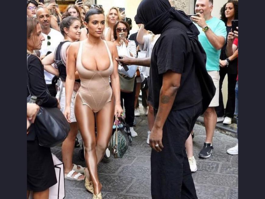 Bianca Censori und Kanye West umgeben von Menschentraube