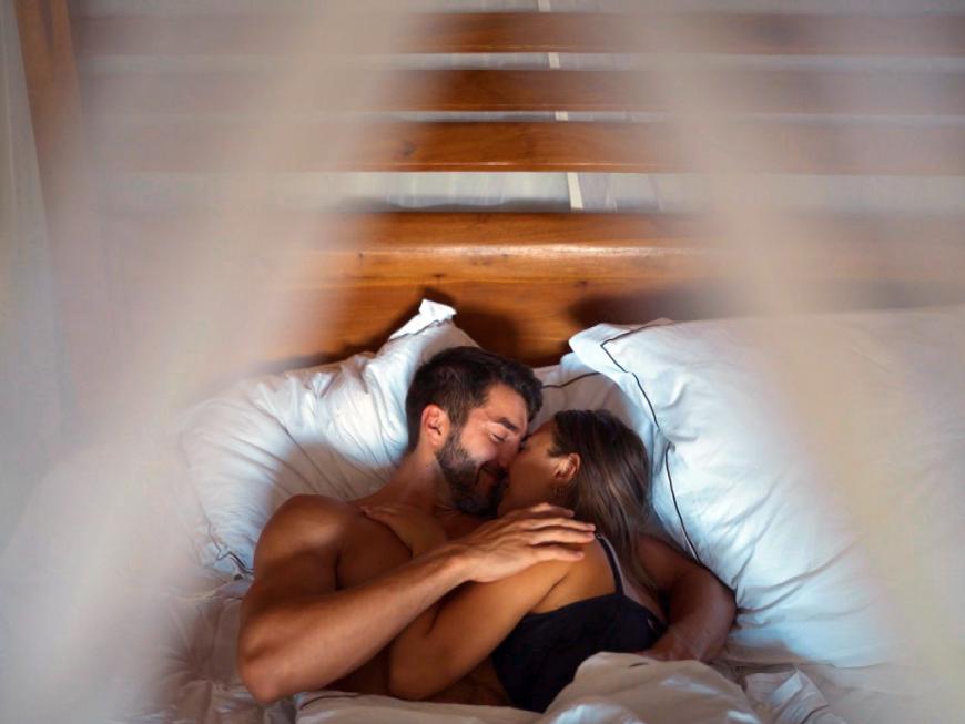"Die Bachelors" 2024 Dreamdates: Dennis und Katja küssen im Bett 