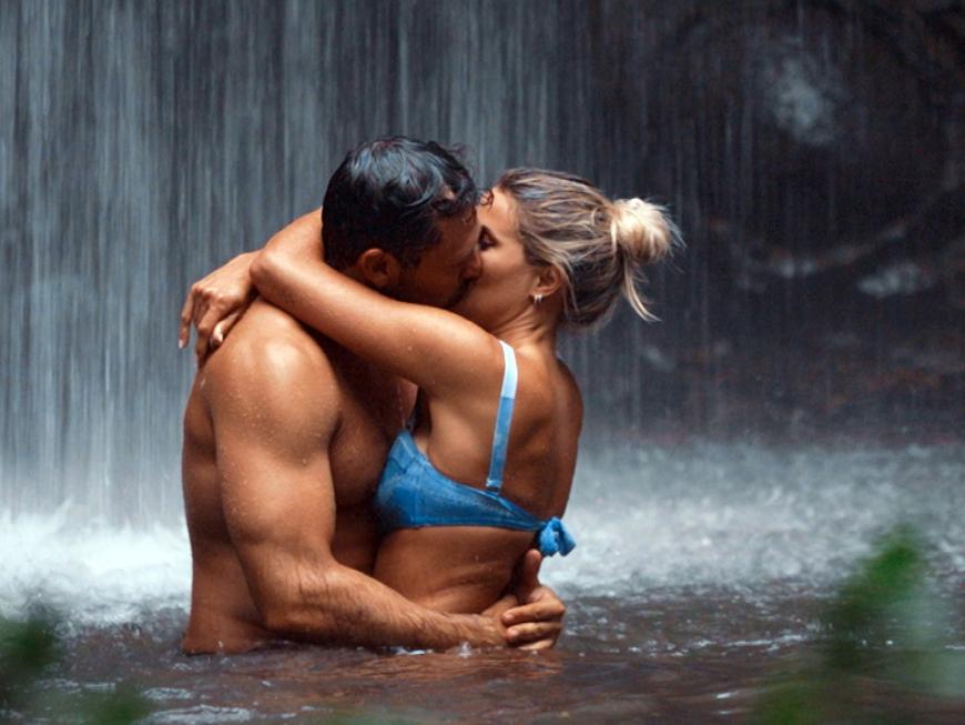 "Die Bachelors" 2024 Dreamdates: Kim und Sebastian küssen sich unter dem Wasserfall 