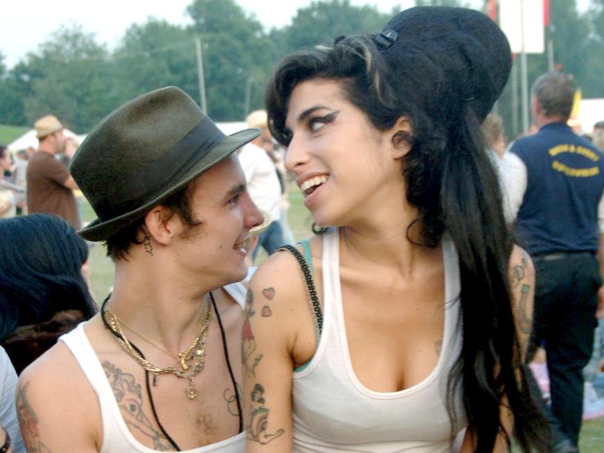 Amy Winehouse und ihr damaliger Partner Blake Fielder-Civil ausgelassen