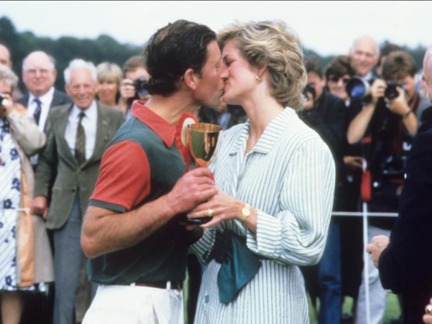 Prinz Charles und Prinzessin Diana küssen sich nach einem Polo-Turnier. 