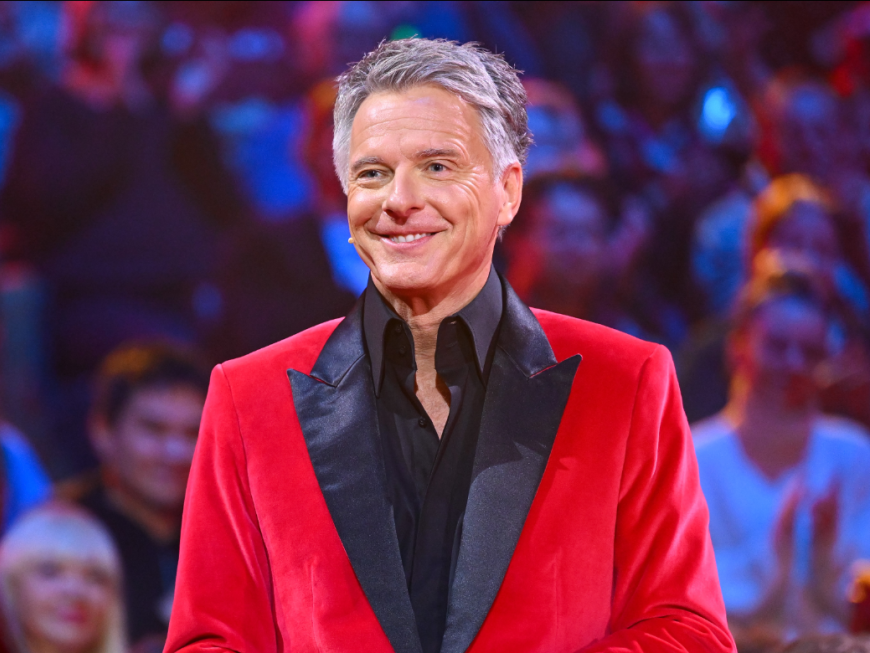 Jörg Pilawa in rotem Anzug