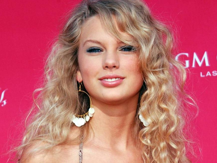 Taylor Swift 2006 mit Locken