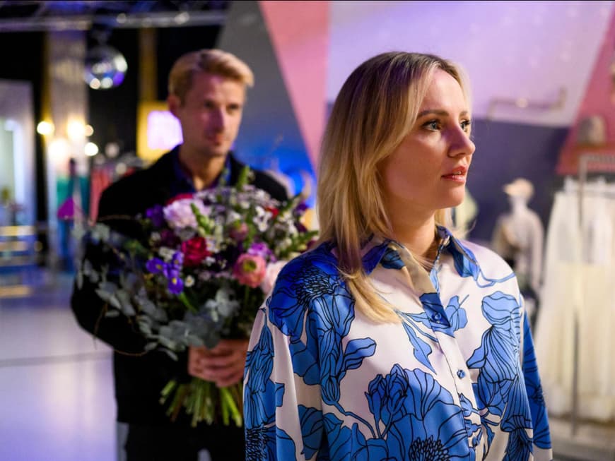 Casper steht bei "Alles was zählt" mit Blumen hinter Isabelle