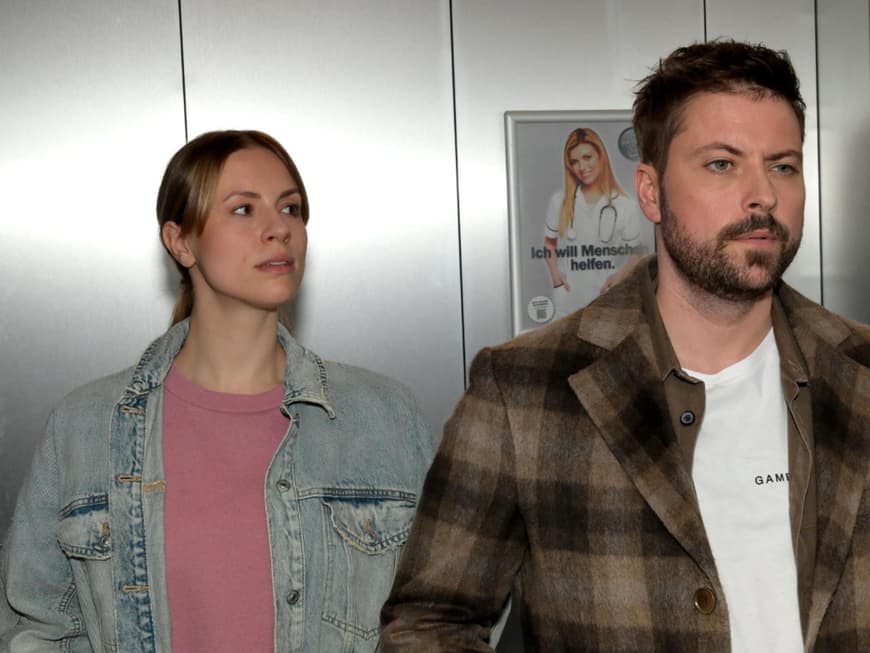 Zoe (Lara Dandelion Seibert), John (Felix von Jascheroff) im Fahrstuhl