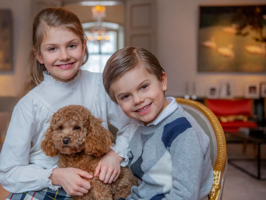 Bildrechte Kate Gabor, The Royal Court of Sweden Prinzessin Estelle von Schweden und Prinz Oscar posieren mit dem Familienhund