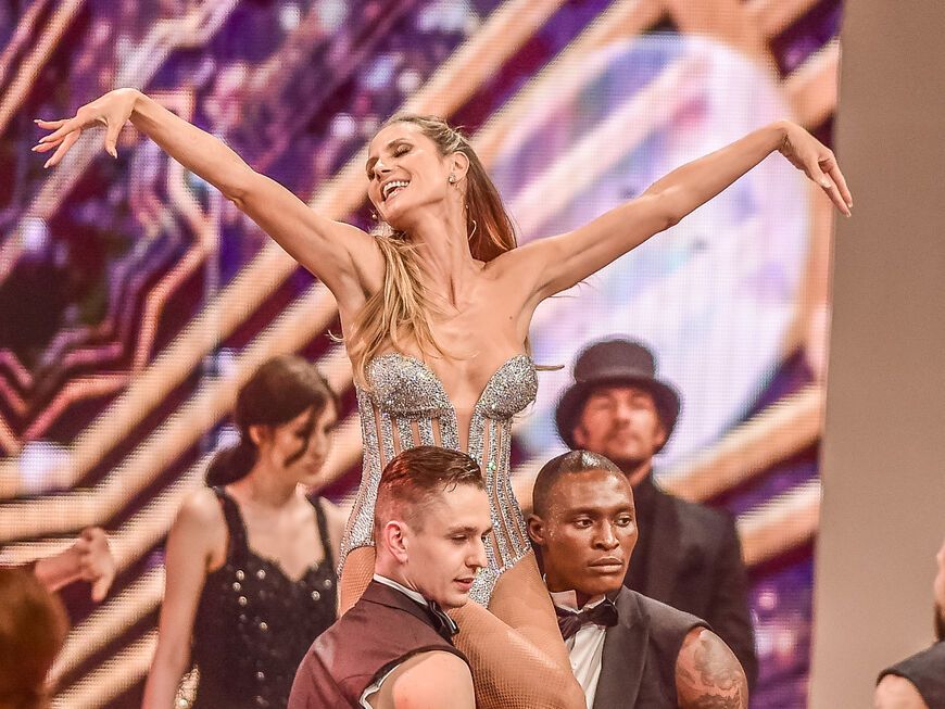 Heidi Klum wird von Tänzern hochgehoben im GNTM-Finale 2017
