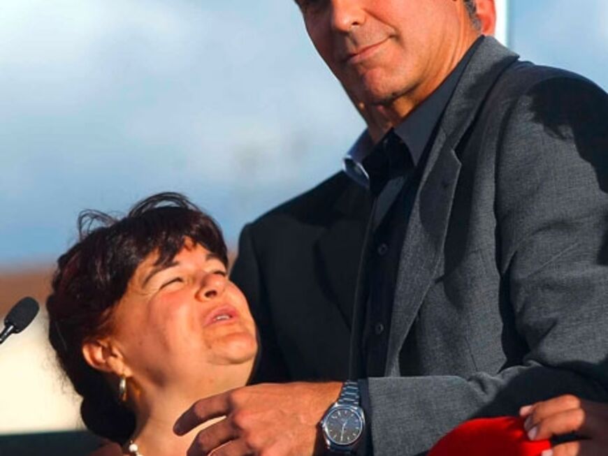 George Clooney umarmt Stefania Pezzopane 