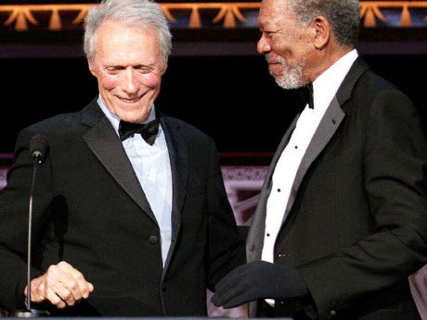Der Handschuh an Morgan Freemans linker Hand wurde mit den Jahren zu seinem Markenzeichen. Er trägt ihn übrigens, weil er seine Hand seit einem Autounfall 2008 nicht mehr bewegen kann. Der Handschuh verhindert, dass sie anschwillt