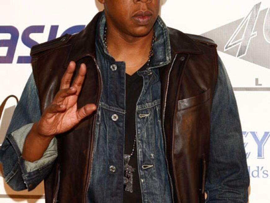 Jay-Z winkt seinen Fans zu. Doch leider ging er mit seiner Frau Beyoncé nicht zusammen über den roten Teppich