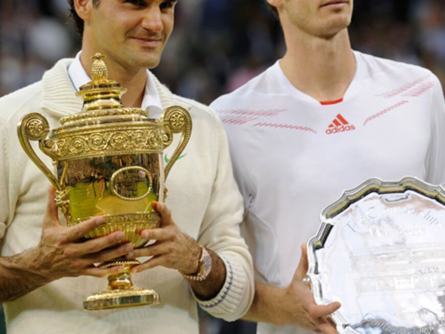 Der Sieger und der Zweitplatzierte: Roger Federer mit dem Pokal, der geschlagene Brite Andy Murray