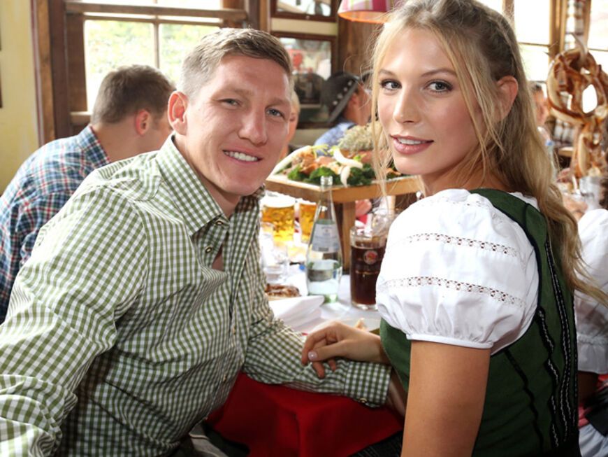 Die Fußballer vom FC Bayern München haben die Wiesn traditionell auch in diesem Jahr wieder besucht. Bastian Schweinsteiger mit seiner Freundin Sarah Brandner