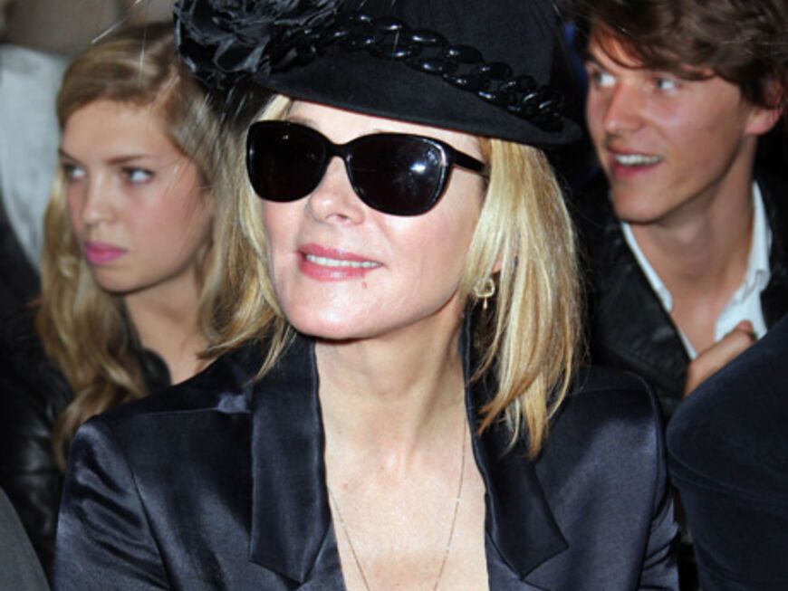 Die opulente Kopfbedeckung von Kim Cattrall auf der London Fashion Week war mehr als ausladend. Ein kleinerer Hut hätte es auch getan. Das haben sich sicher auch die Zuschauer in der Reihe hinter ihr gedacht