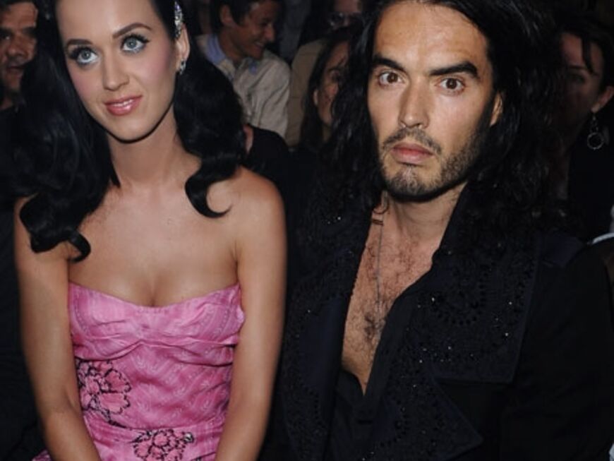 Die letzten Wochen wurde nur über die mögliche Beziehung zwischen Katy Perry und Russell Brand spekuliert, aber jetzt ist es amtlich. Die Sängerin und der Comedian sind ein Paar