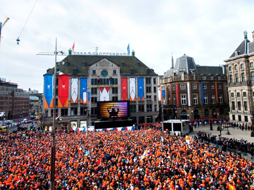 Ein Meer in Orange: das Volk jubelt vor dem Königspalast in Amsterdam