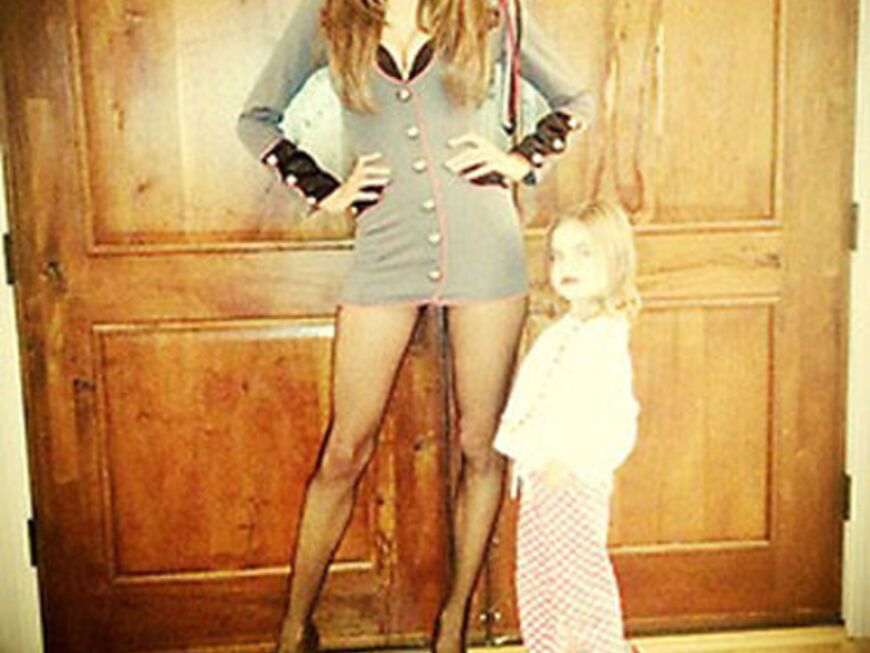 Topmodel Alessandra Ambrosio mag es eher sexy anstatt düster. Hier posiert sie mit ihrer Tochter Anja (in Mamas roten High-Heels)