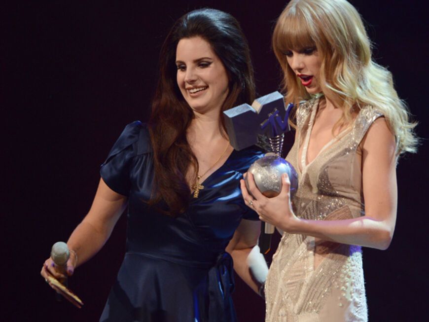Taylor Swift feiert ihren Preis als "Best Female" neben Lana del Rey