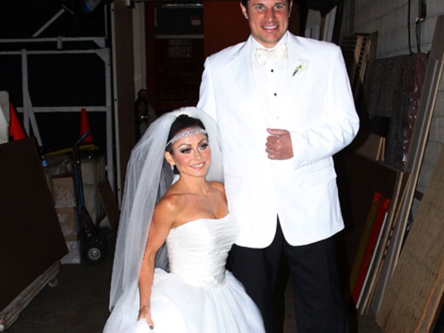 Coolstes Outfit: Nick Lachey (auf Stelzen) und seine Ehefrau Kelly Ripa als Noch-Ehepaar Kim Kardashian und Kris Humphries