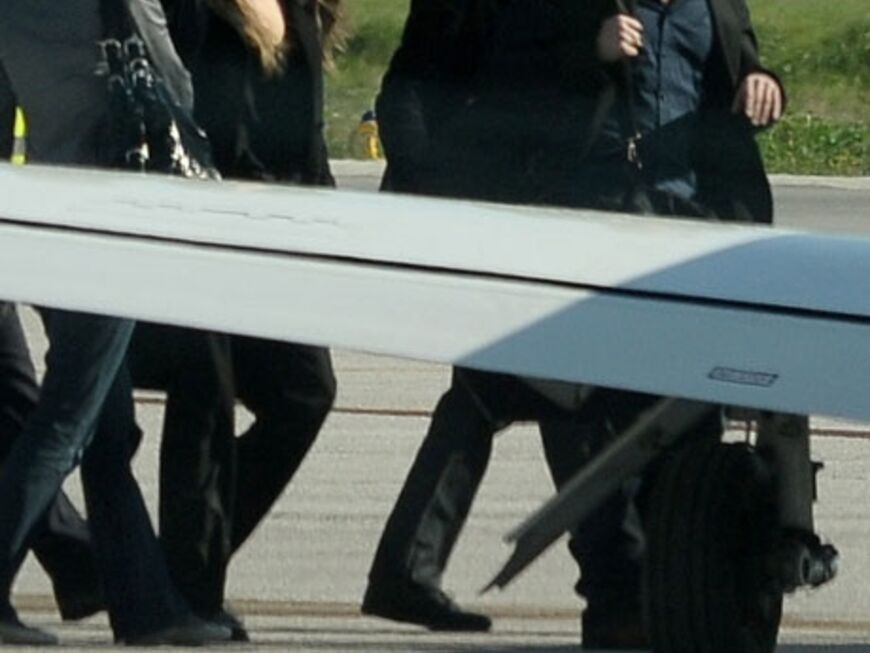 Angelina Jolie und Brad Pitt sind auf dem Weg zum wartenden Flugzeug. Es geht zurück nach Venedig