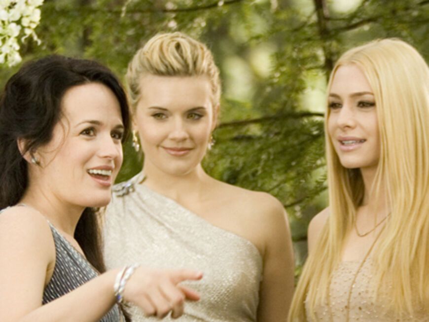 "Esme" (Elizabeth Reaser) mit den Schwestern des "Denali Clans": "Irina" (Maggie Grace), "Kate" (Casey LaBow) und "Tanya" (MyAnna Buring)