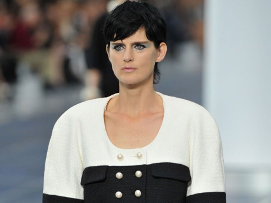 Topmodel Stella Tennant lief für Karl Lagerfeld über den Catwalk in Paris