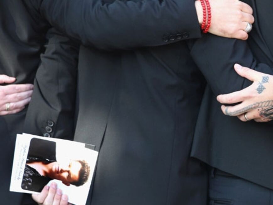 Ronan Keating hält ein Bild seines Freundes in der Hand