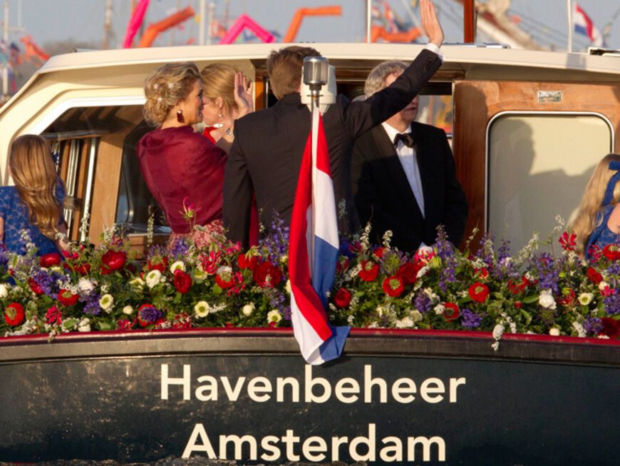Eine Bootsfahrt die ist lustig: Nach der offiziellen Amtseinführung in der "Nieuwe Kerk" schipperte die Königsfamilie durch den Hafen in Amsterdam
