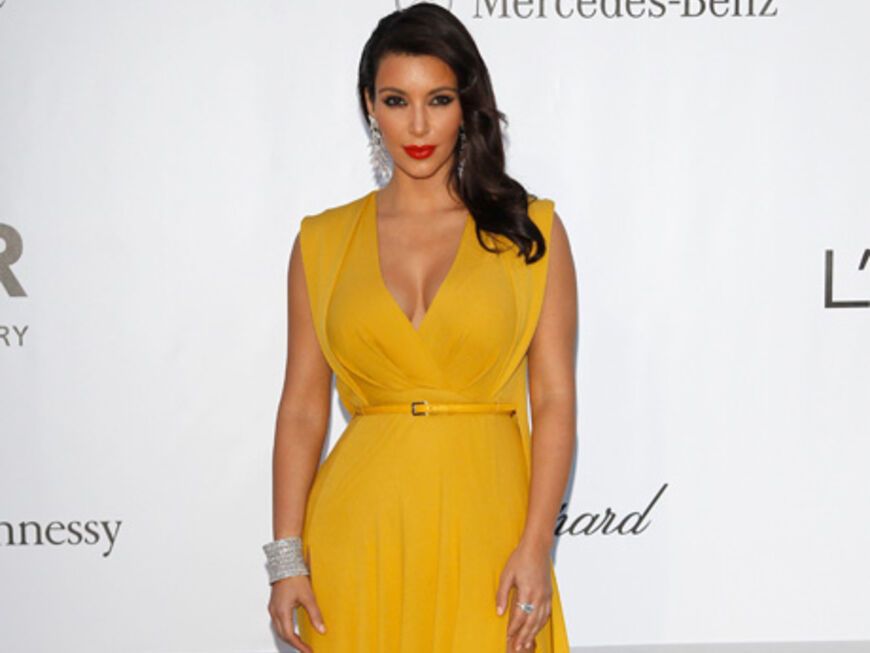 Kim Kardashian zeigt Bein in einer Robe von Elie Saab
