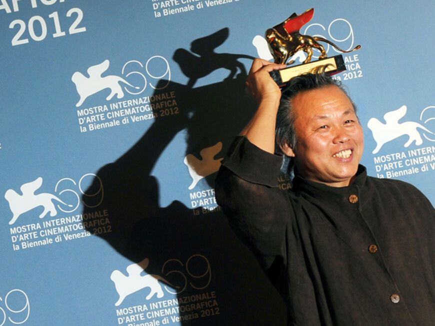 Stolz wie Oskar: Der südkoreanische Regisseur Kim Ki-duk zeigt seinen Goldenen Löwen, den er für seinen Film "Pieta" abstaubte