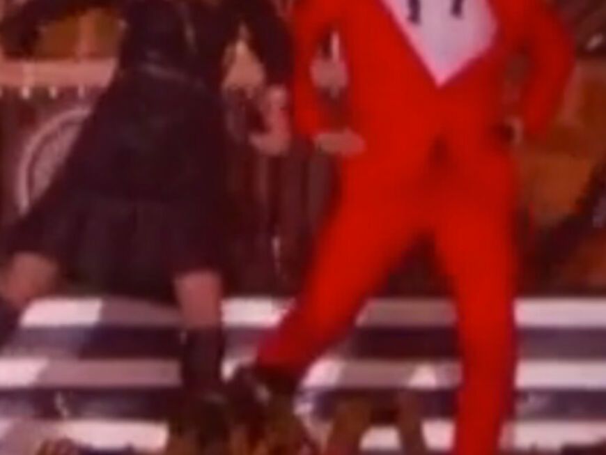 Madonna und Psy performen den "Gangnam Style" - die Menge tobt. Musikalisch ließ sich Psy von dem inzwischen verstorbenen Sänger Freddie Mercury inspirieren. Das muss lange her sein ...