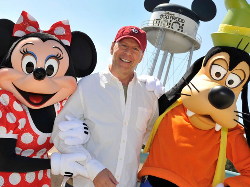 Bruce Willis mit Minnie Mouse und Goofy