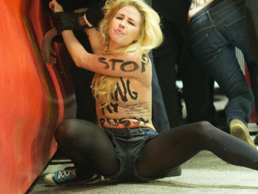 Für noch mehr Wirbel auf der "The Grandmaster"-Premiere sorgten halbnackte "FEMEN"-Aktivistinnen