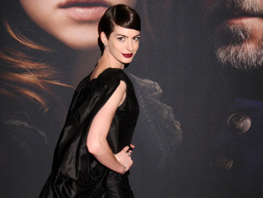 Anne Hathaway ist eigentlich bekannt für ihre Stilsicherheit, aber bei der "Les Misérables"-Premiere in New York stolzierte sie mit gewöhnungsbedürftigen SM-Schnür-Sandalen über den roten Teppich