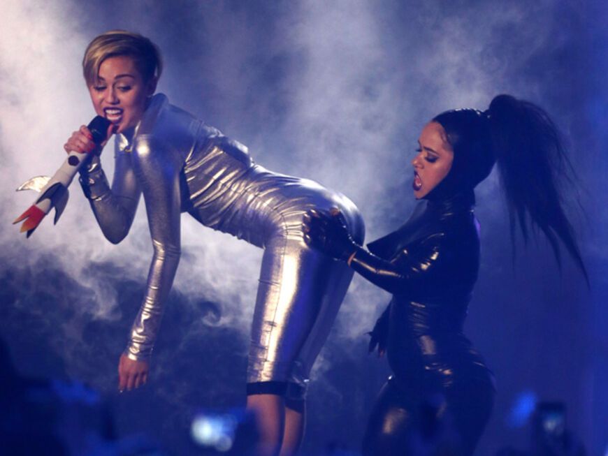 Miley Cyrus kann es nicht lassen - bei ihrem ersten Auftritt twerkte mit ihrer Tänzerin