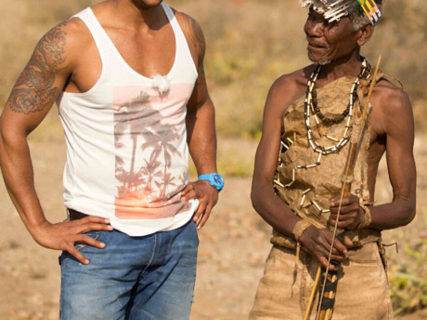 Daniel Aminati mit einer Ureinwohnerin